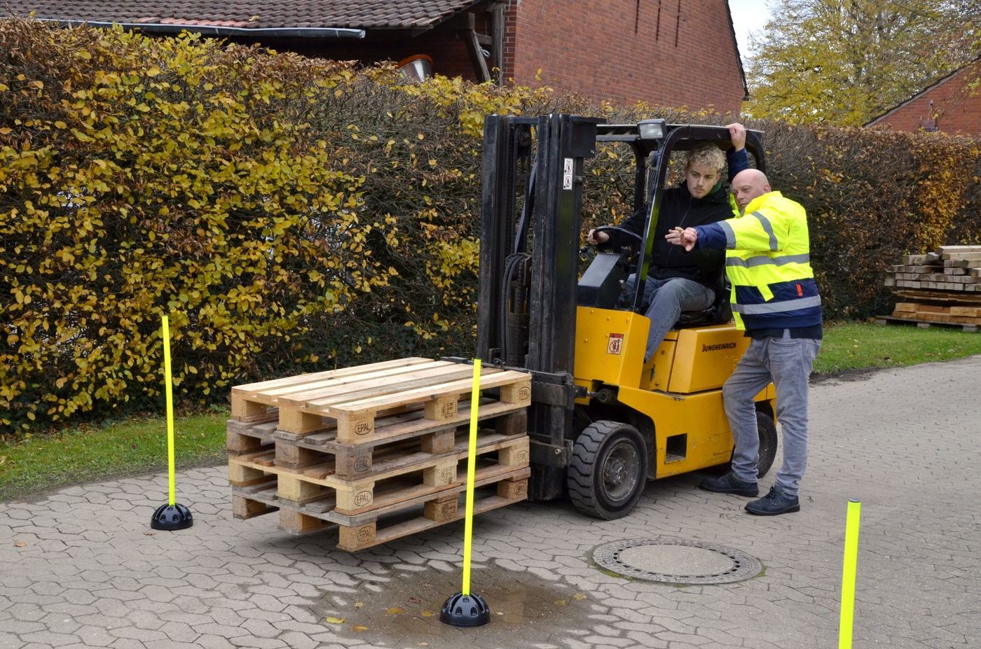 Stefan Kynast bei einer Staplerunterweisung auf einem Betriebsgelände